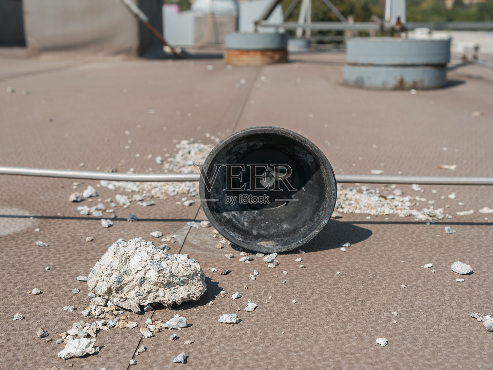 建筑顶部避雷针配重上的混凝土已经碎裂脱落照片摄影图片