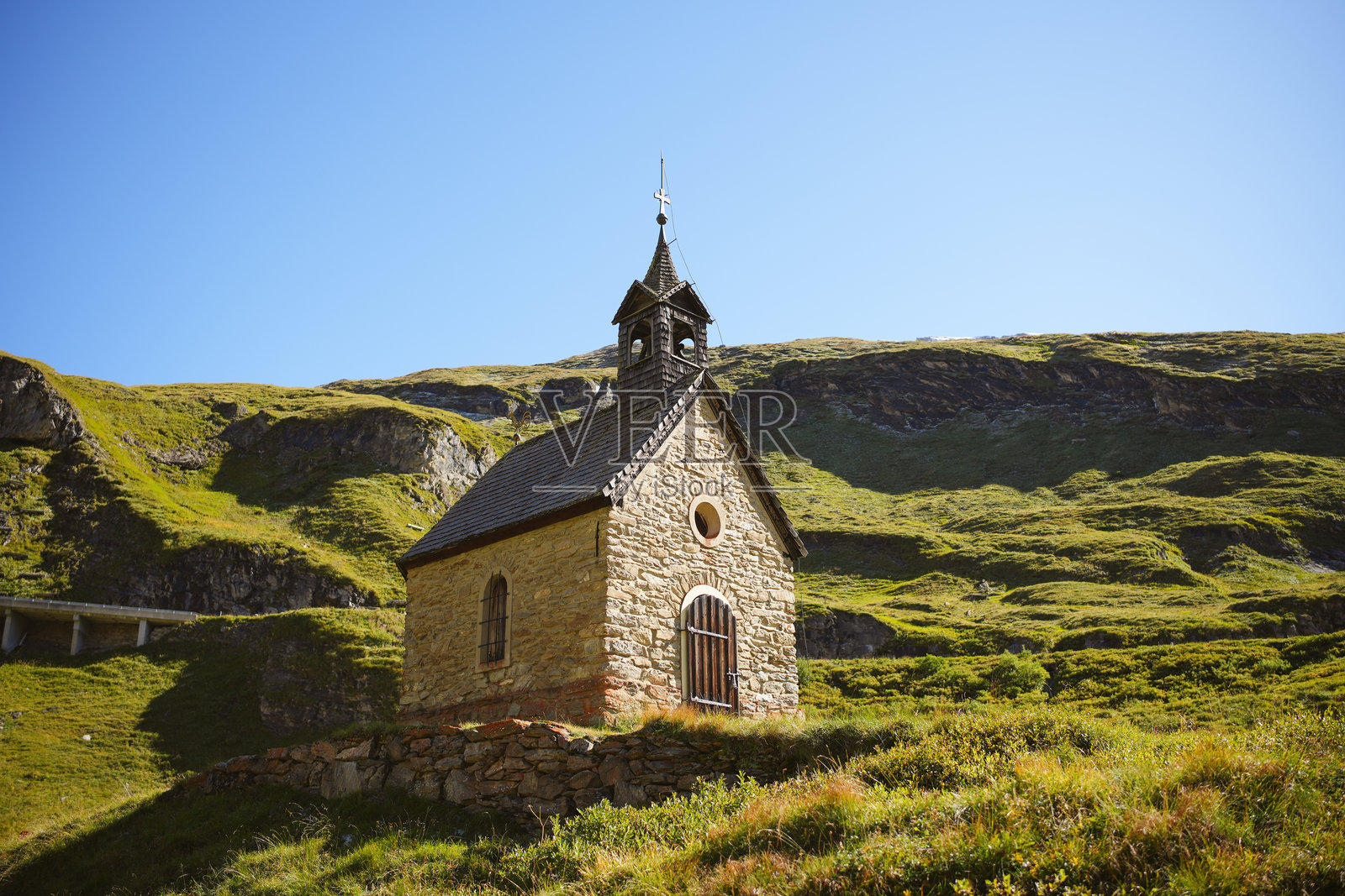 山间草甸中的传统小教堂照片摄影图片
