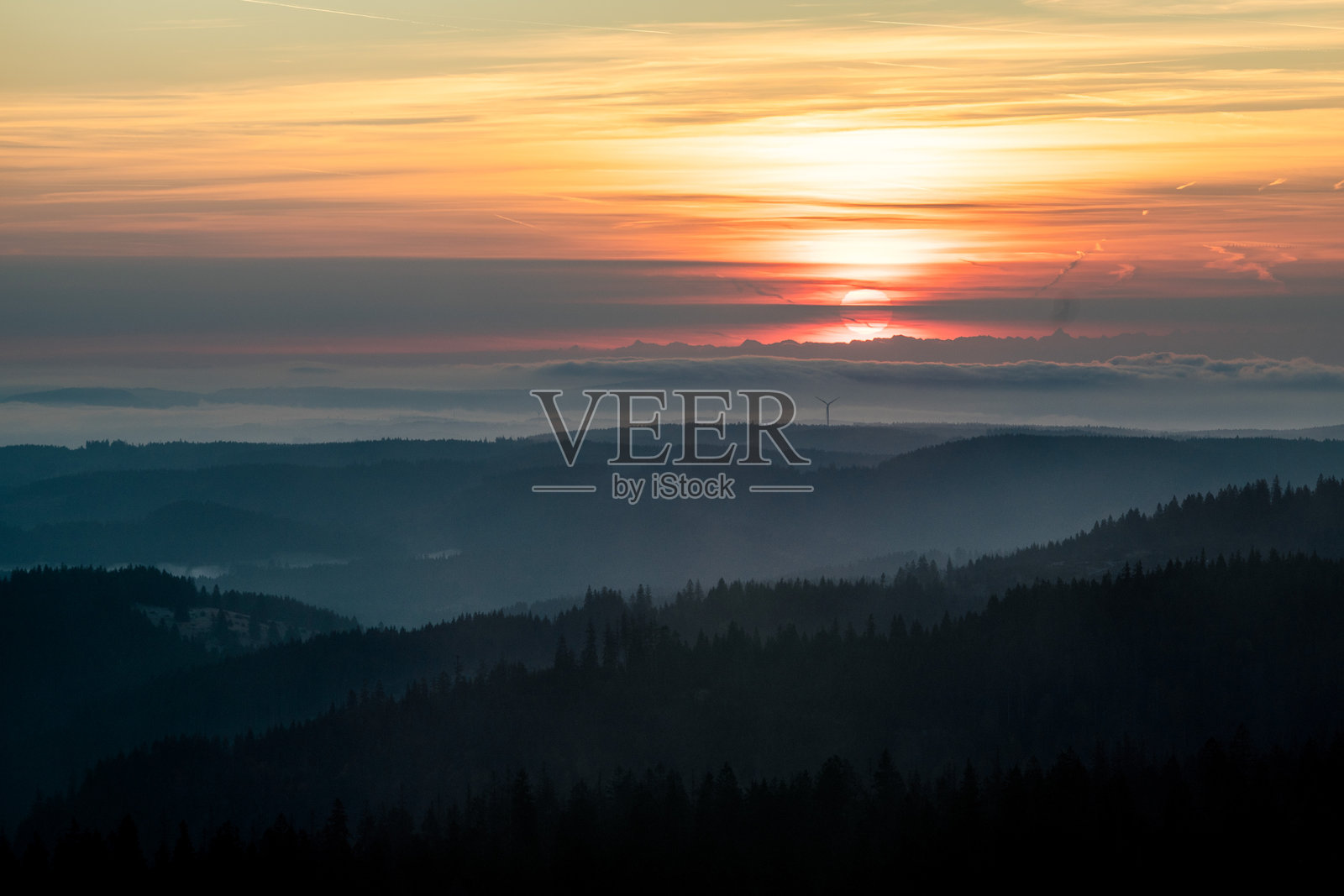 秋季日出，远山与森林照片摄影图片