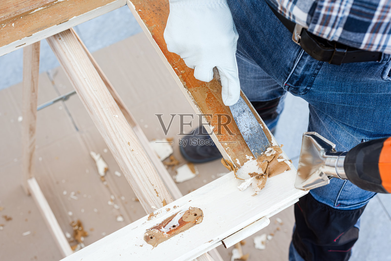 木匠在工作，修复一扇旧木窗。木工。照片摄影图片