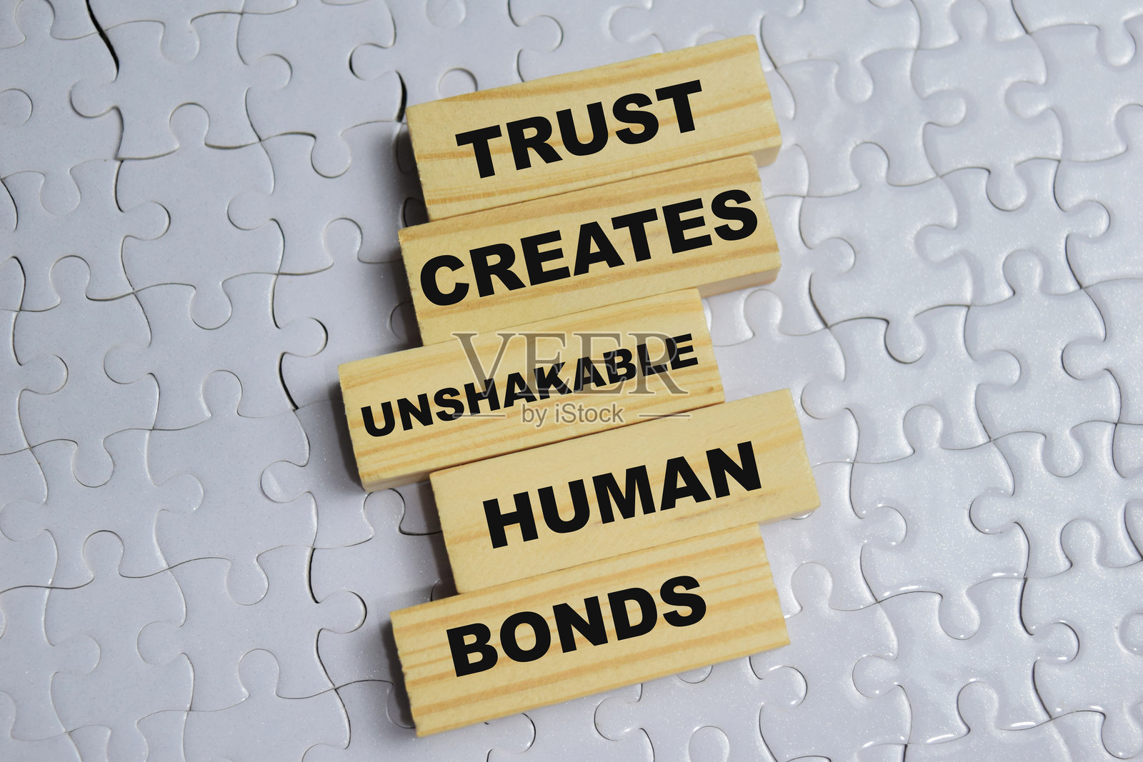 信任在桌上的堆叠木块中创造了牢不可破的人际关系。商业和金融概念照片摄影图片