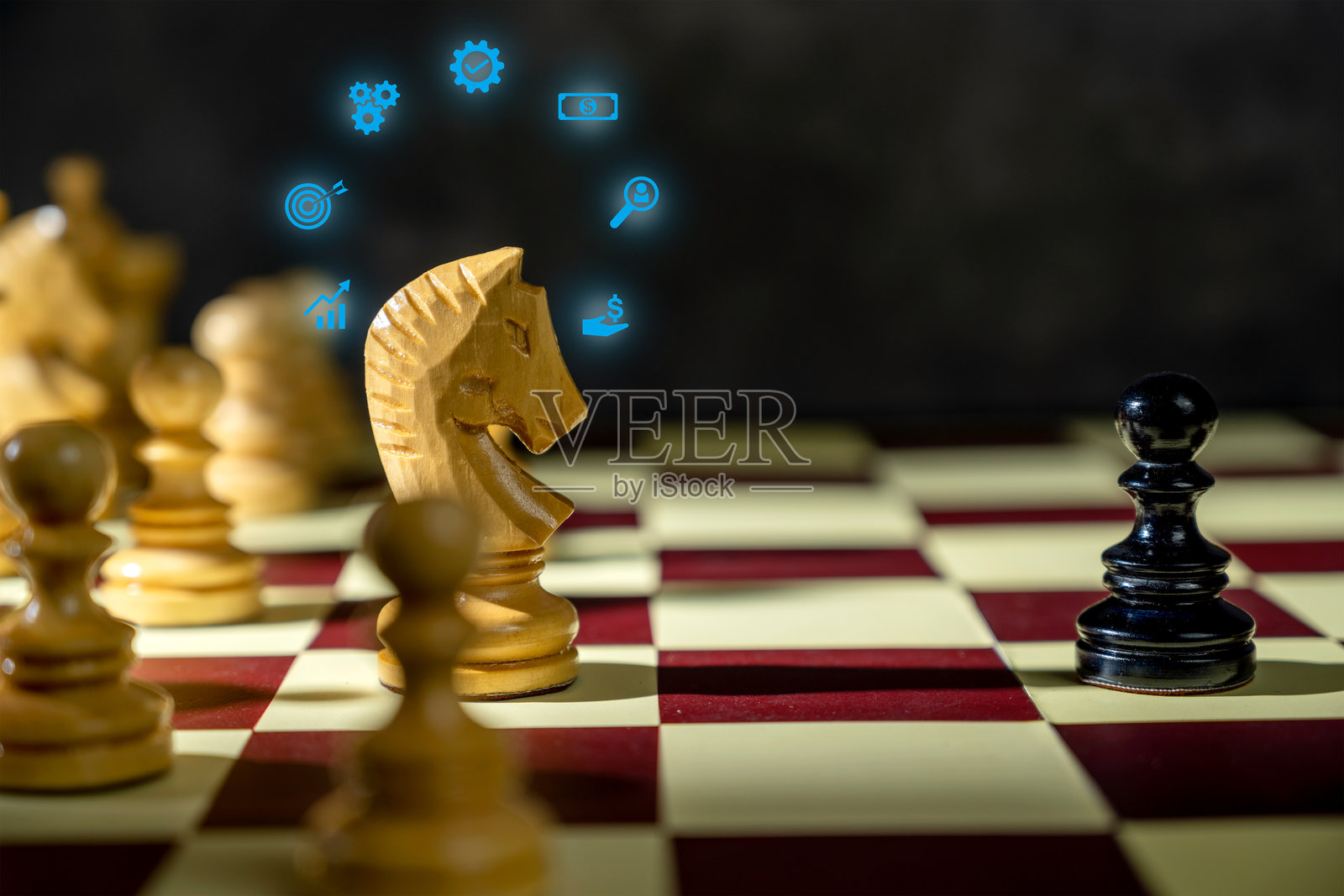 棋盘上，发光的商业图标骑士棋子矗立在兵棋子对面。概念是商业新想法或策略。照片摄影图片