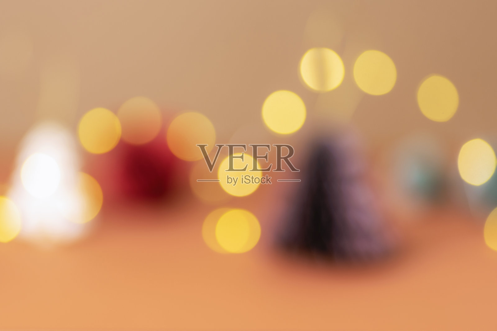 节日圣诞装饰品与灯光的抽象模糊背景，虚焦效果照片摄影图片