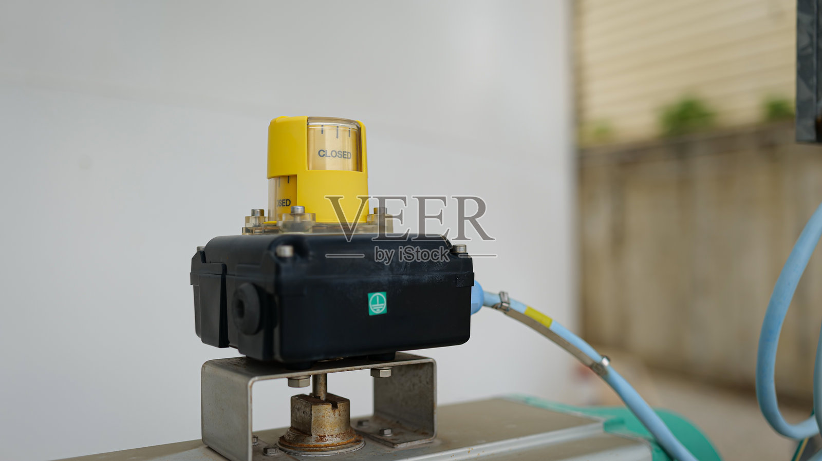 工厂气动控制阀关闭状态，工业风动阀，管道连接系统，自动化控制设备照片摄影图片