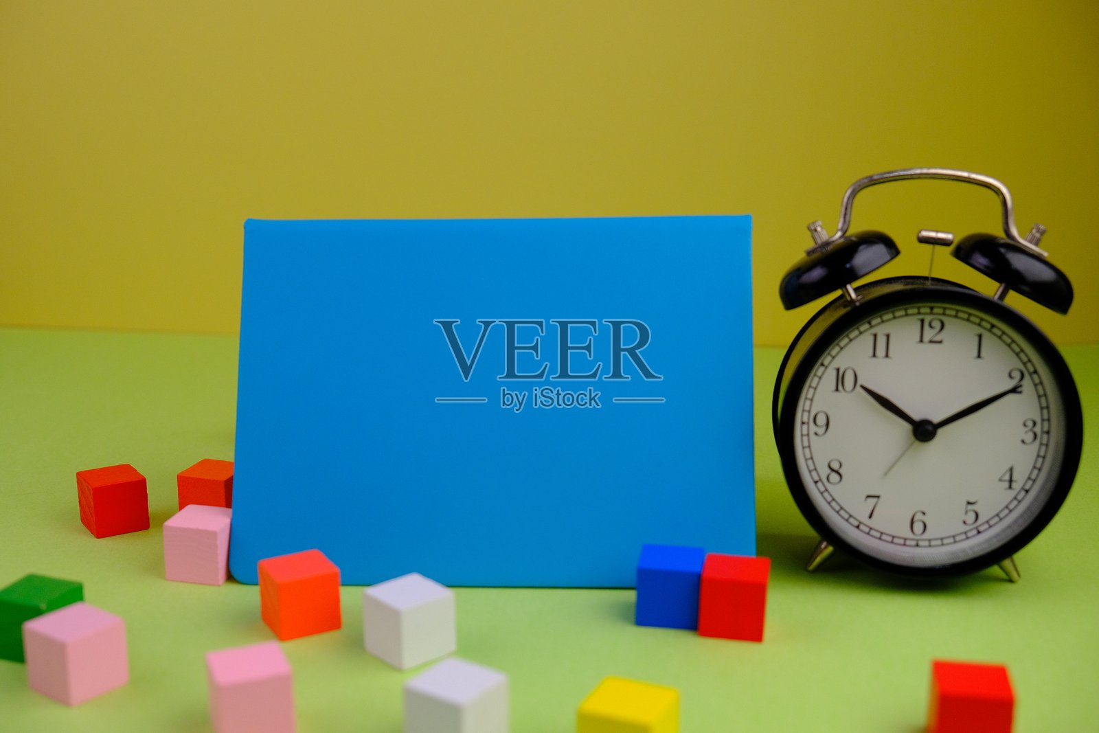 空白纸张与学习用品放在一起，没有文字，作为文本空间的模板。商业与教育概念。照片摄影图片