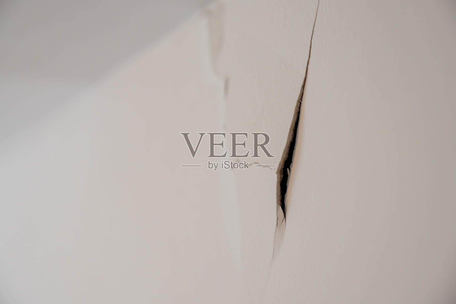 墙角裂缝显露施工缺陷照片摄影图片