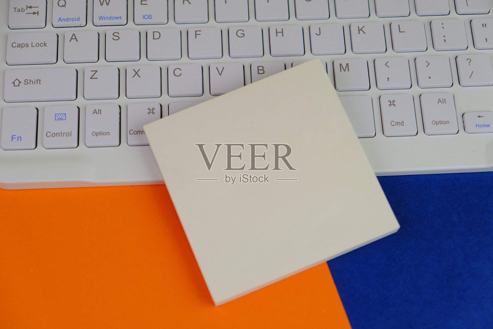 空白纸张与学习用品并列，无文字，作为文本空间的模板概念，包含商业和教育主题。照片摄影图片