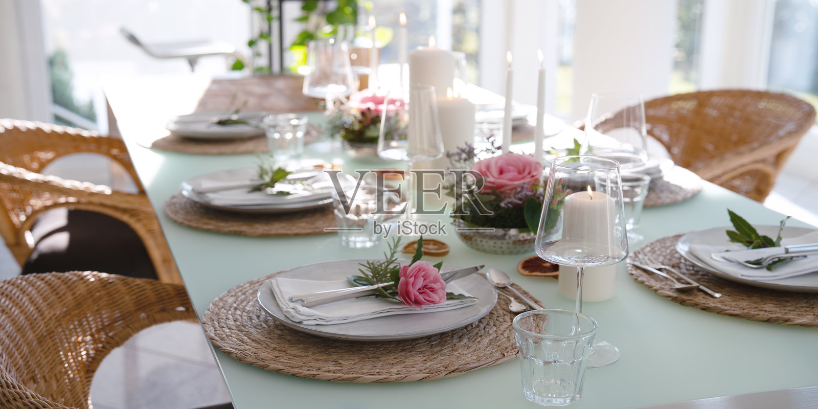 为婚礼晚宴精心布置的节日餐桌照片摄影图片