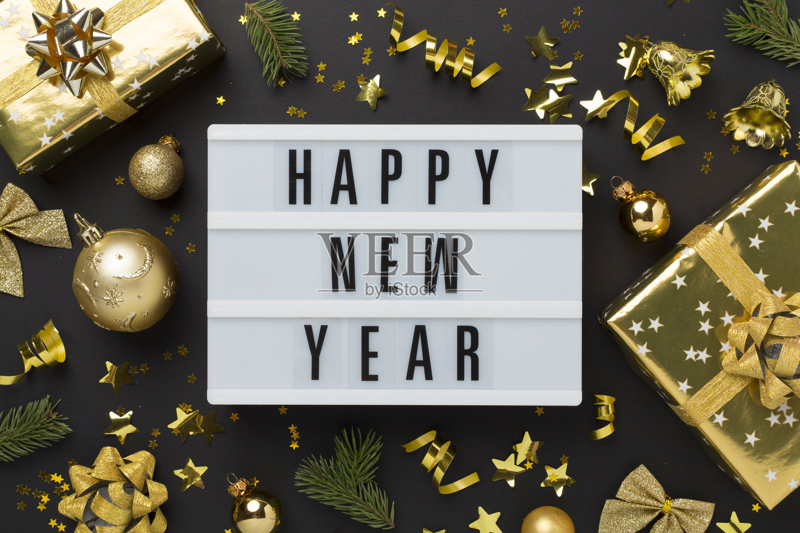 彩色背景上的新年装饰，俯视视角照片摄影图片