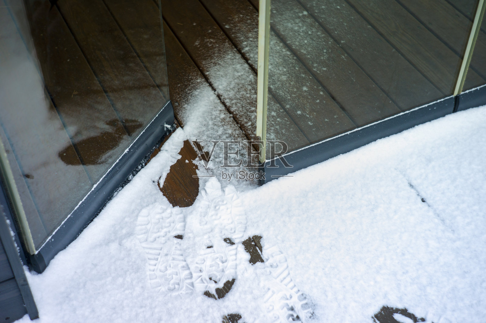 门后的脚印照片摄影图片