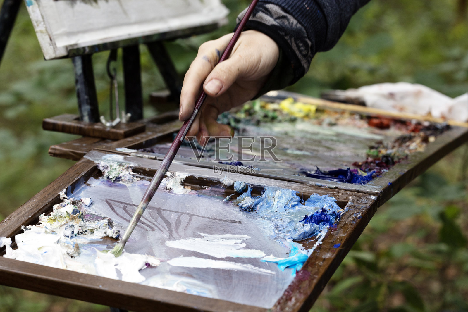 画架和调色板以及颜料和画笔已为艺术家准备好工作。照片摄影图片