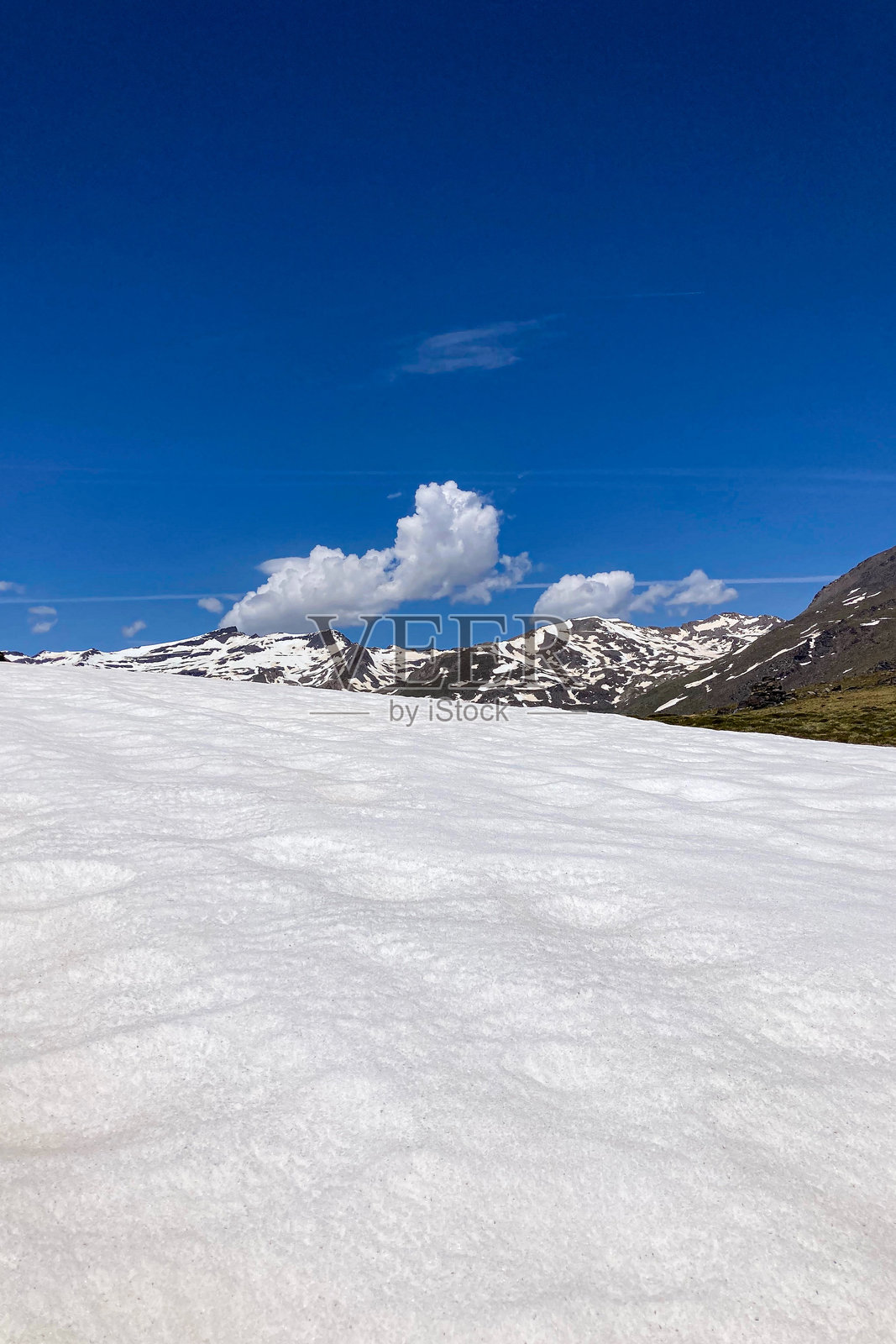 春季通往穆拉森峰的徒步小径上融化的雪照片摄影图片