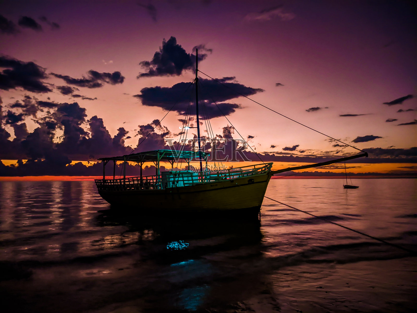 日落时分的渔船照片摄影图片