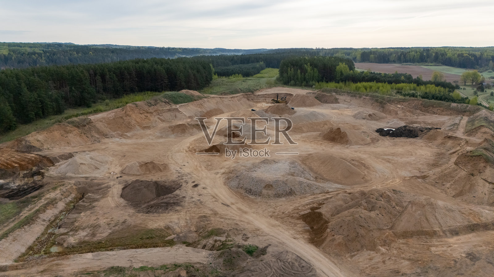 沙石场的空中视角以及周边的森林照片摄影图片