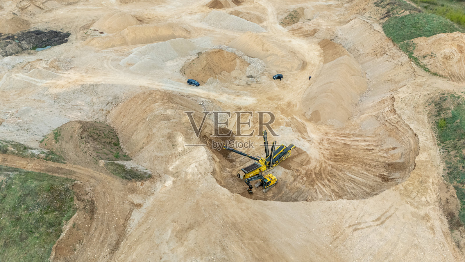 高空视角下的沙石矿场及重型机械照片摄影图片