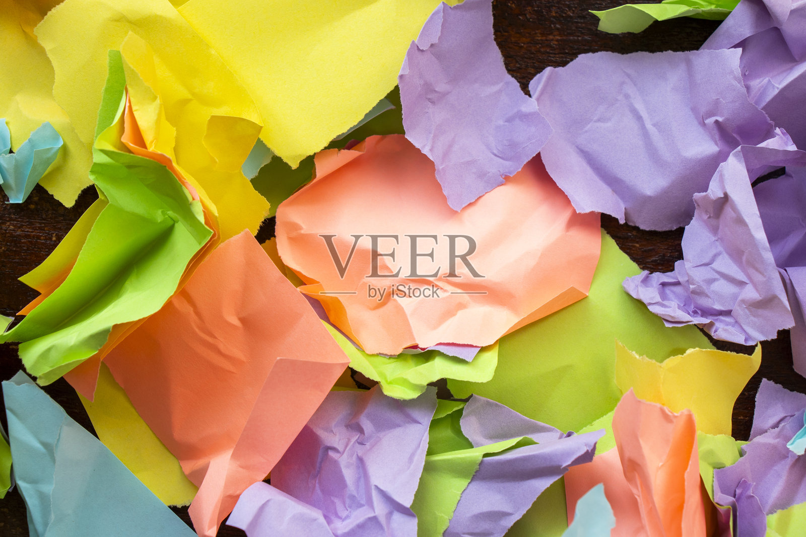 撕碎的彩色纸片照片摄影图片