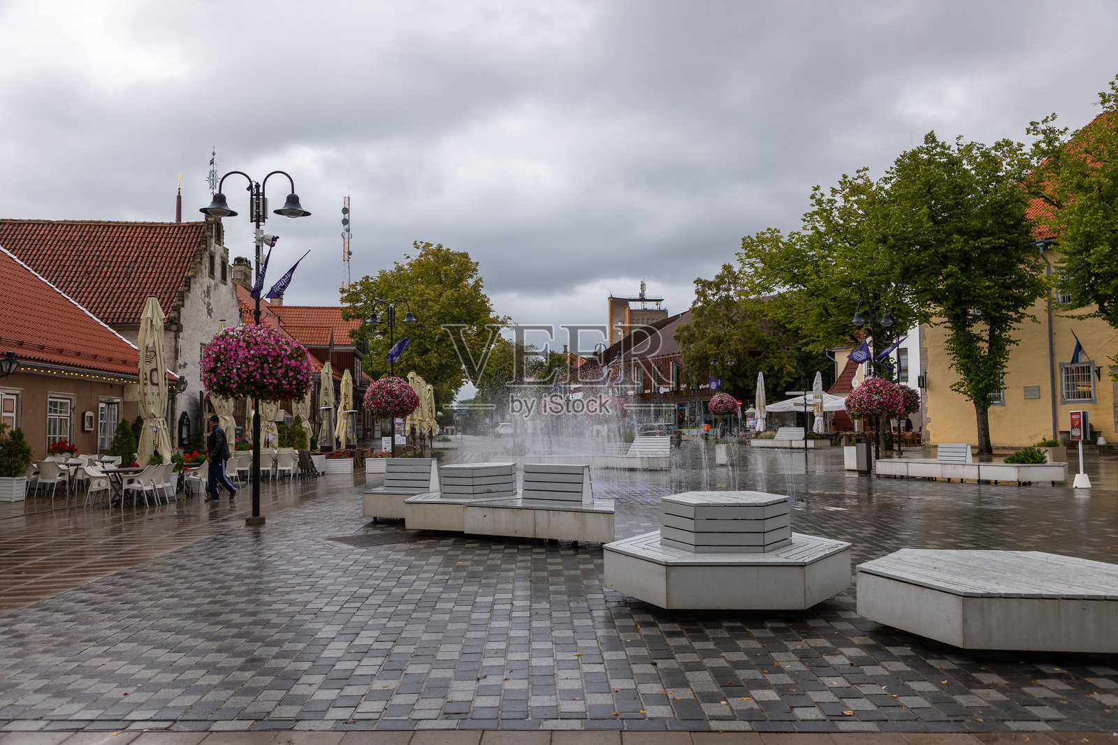 爱沙尼亚萨雷马岛库雷萨雷的中央广场，有咖啡馆和喷泉。照片摄影图片