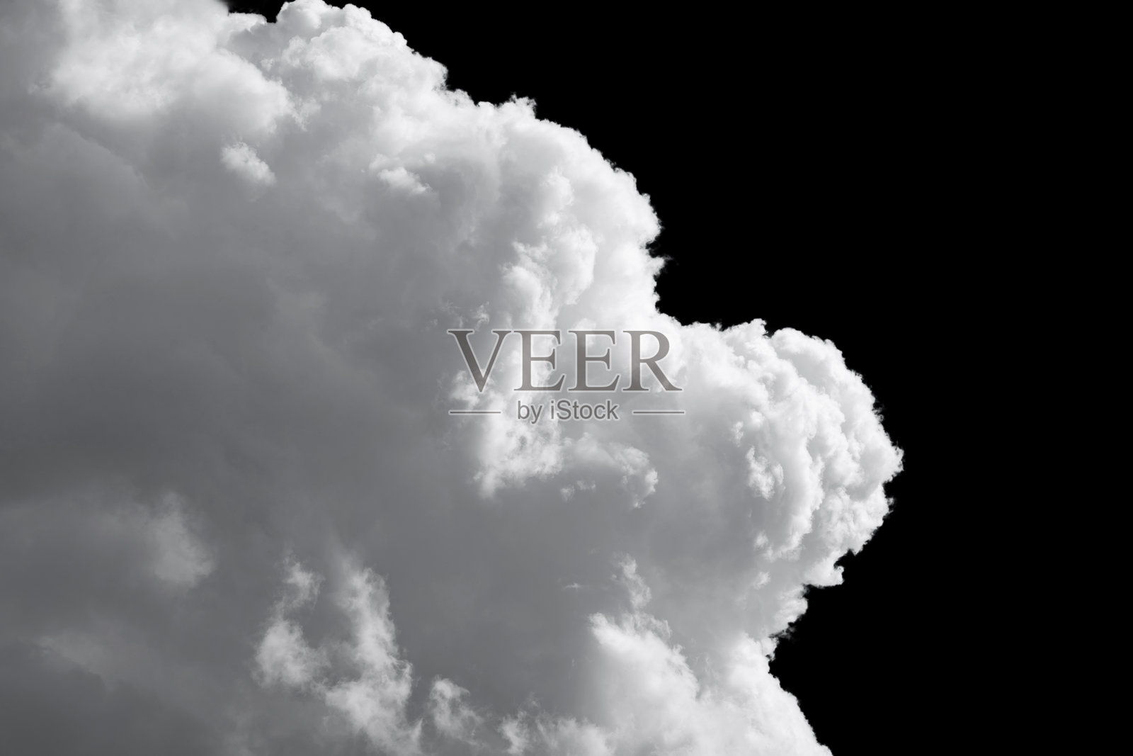 白色的蓬松云朵，在黑色背景上孤立，矢量图照片摄影图片