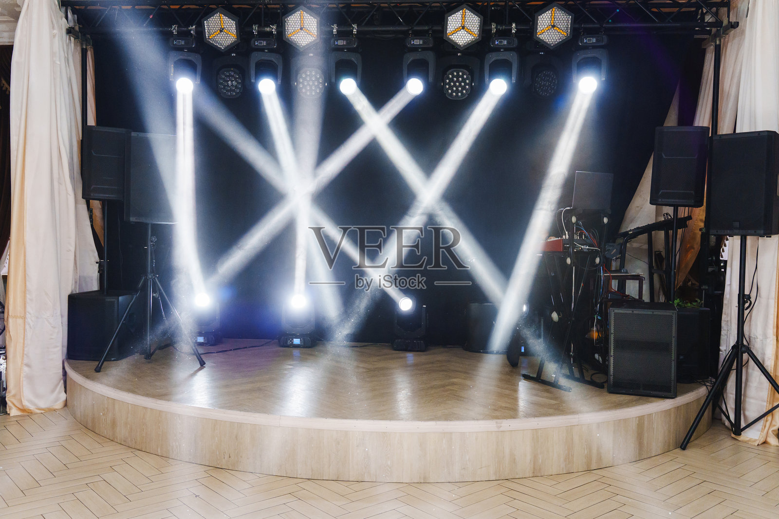 活动场地现场表演的动态灯光设置照片摄影图片