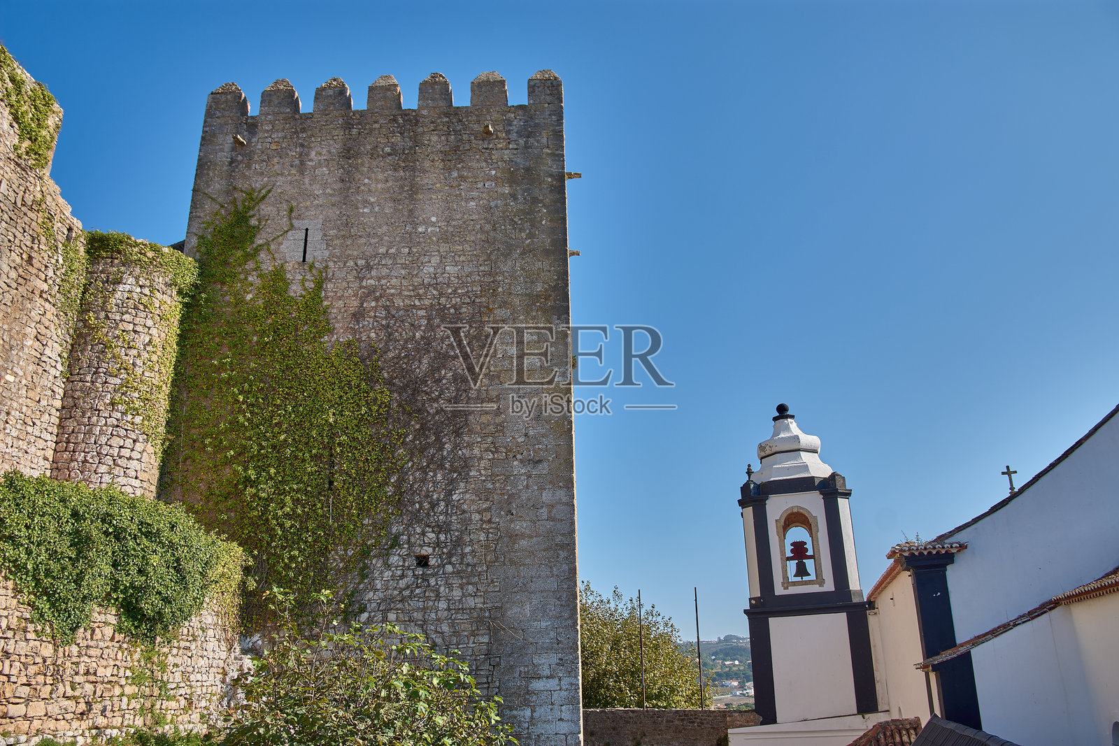 葡萄牙历史遗迹中的奥比多斯中世纪城墙，配有圆柱形塔楼和蓝天照片摄影图片