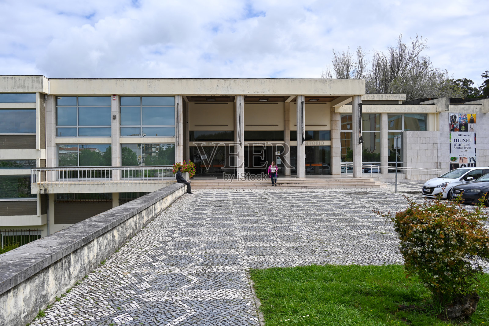 葡萄牙科斯塔达普拉塔菲盖拉达福什的桑托斯罗查博物馆正门。照片摄影图片