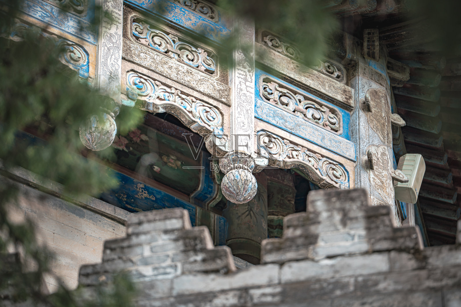 颐和园古建筑细节特写，展示了精雕细琢的木质结构，体现了建筑的华丽设计和深厚的历史底蕴。自然光照增强了纹理的质感。照片摄影图片