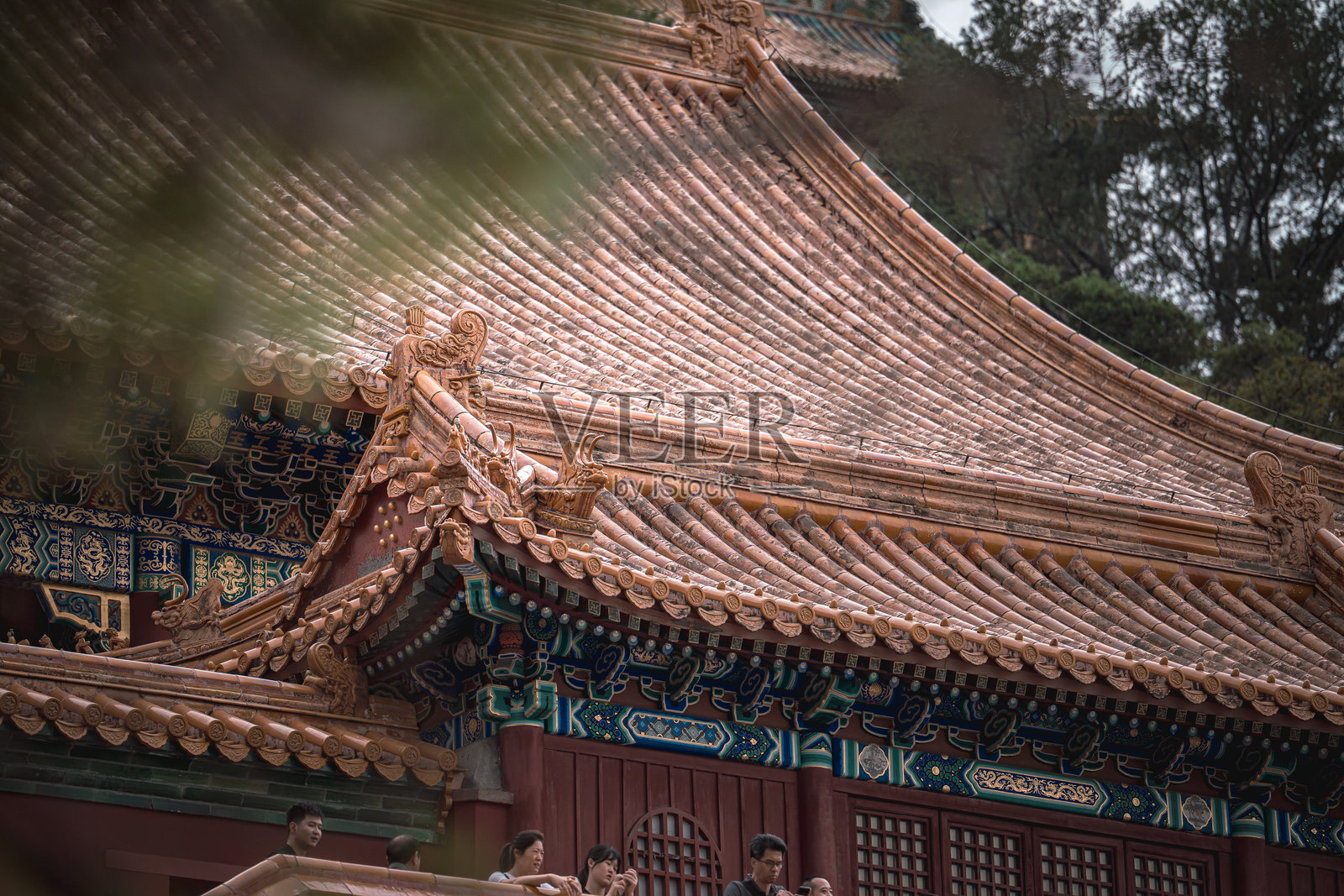 一座古老颐和园建筑的细节视图。其建筑风格通过色彩斑斓的屋瓦和华丽的设计，突显了精巧的细节。宏伟的建筑展示了其历史与文化。照片摄影图片