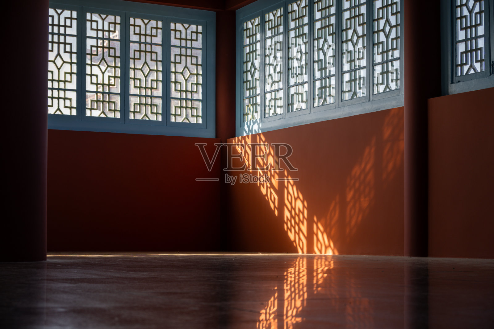 传统格栅窗户图案和阳光阴影照亮下的宁静空间照片摄影图片