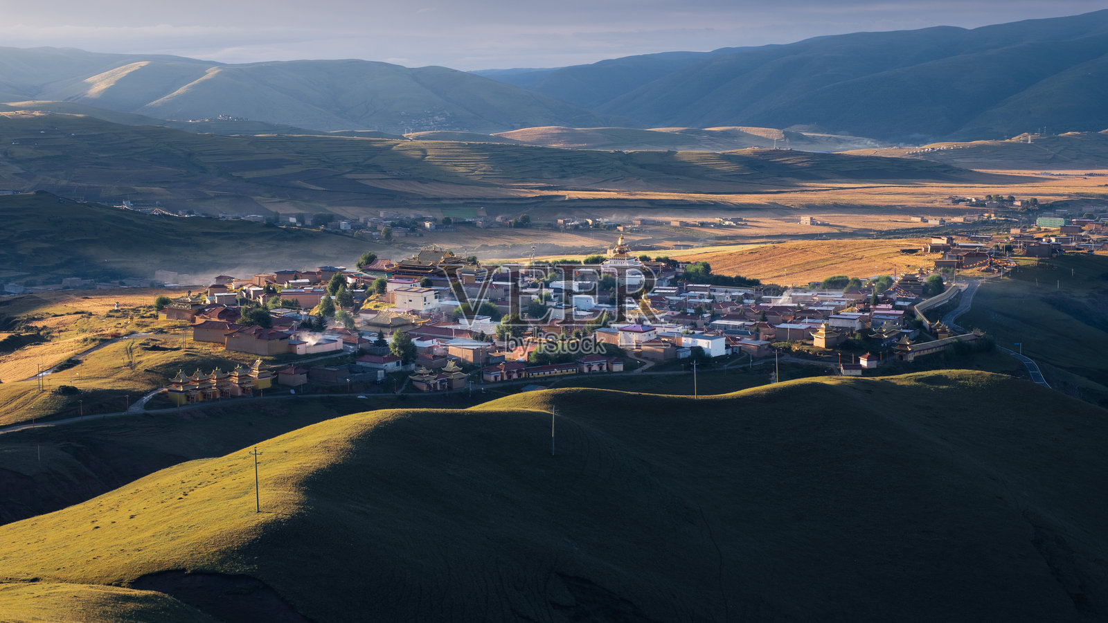 朗逸寺的日出照片摄影图片