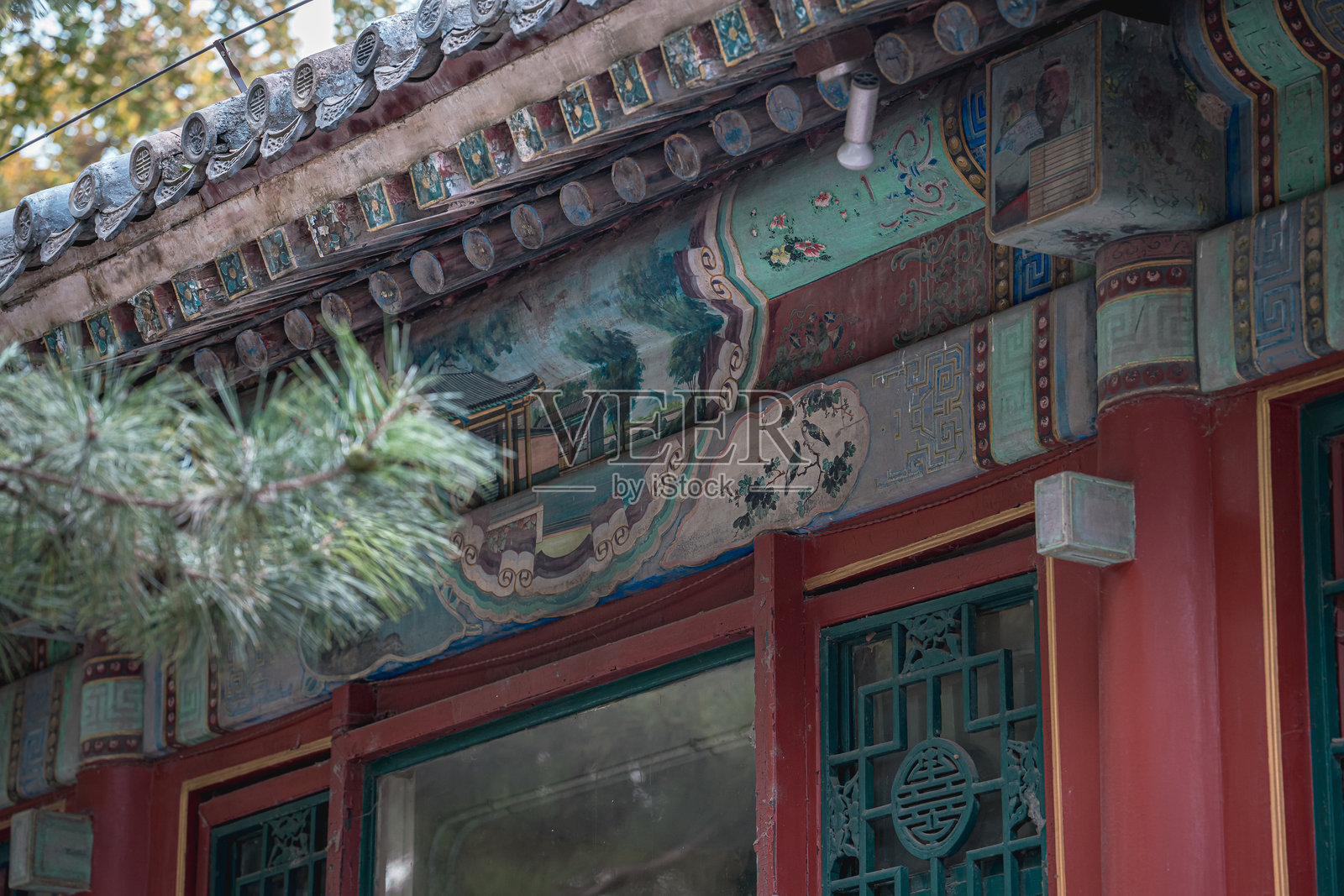 俯瞰颐和园内古建筑的细节，画面着重于精美的建筑元素。建筑的立面装饰着鲜艳的色彩和复杂的图案。照片摄影图片