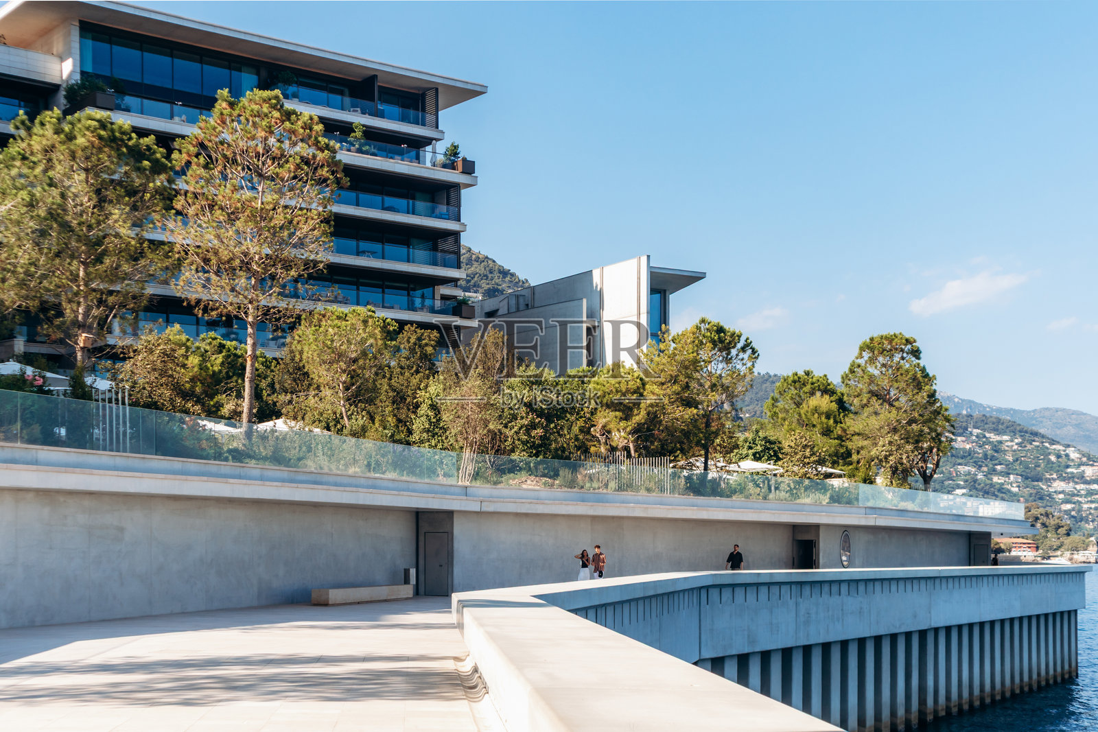 Mareterra生态区，拥有现代化的海滨建筑，融合了海洋与城市景观照片摄影图片