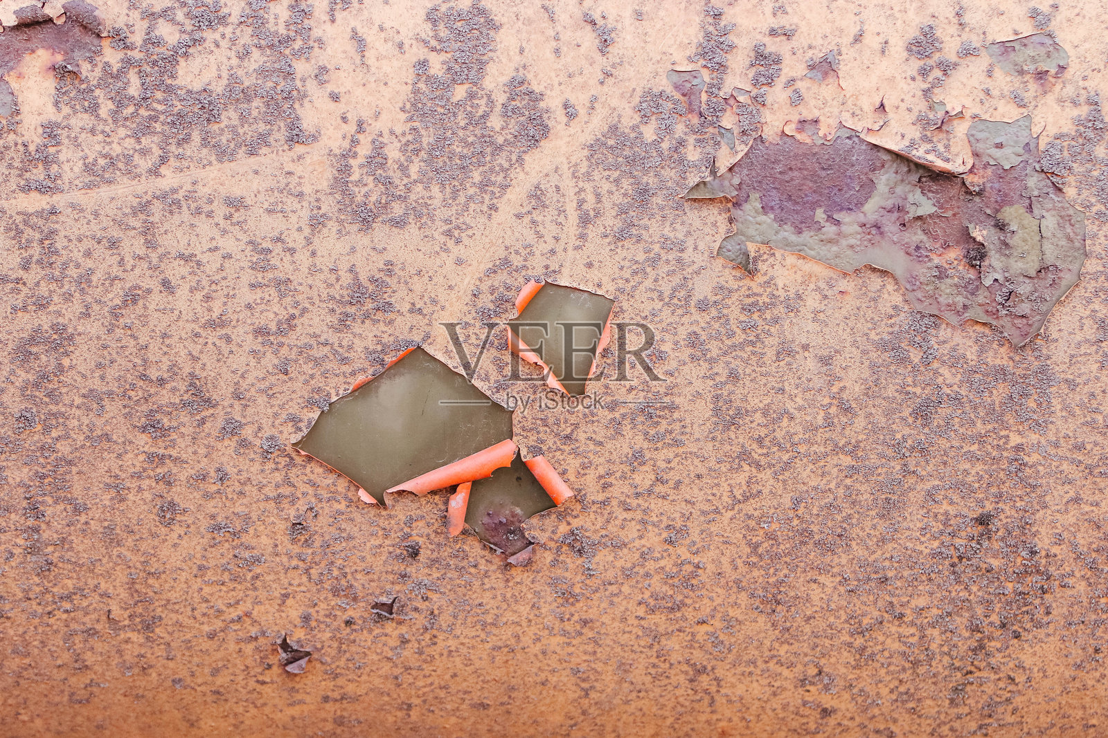 老旧生锈的金属表面，墙面油漆剥落、碎裂照片摄影图片