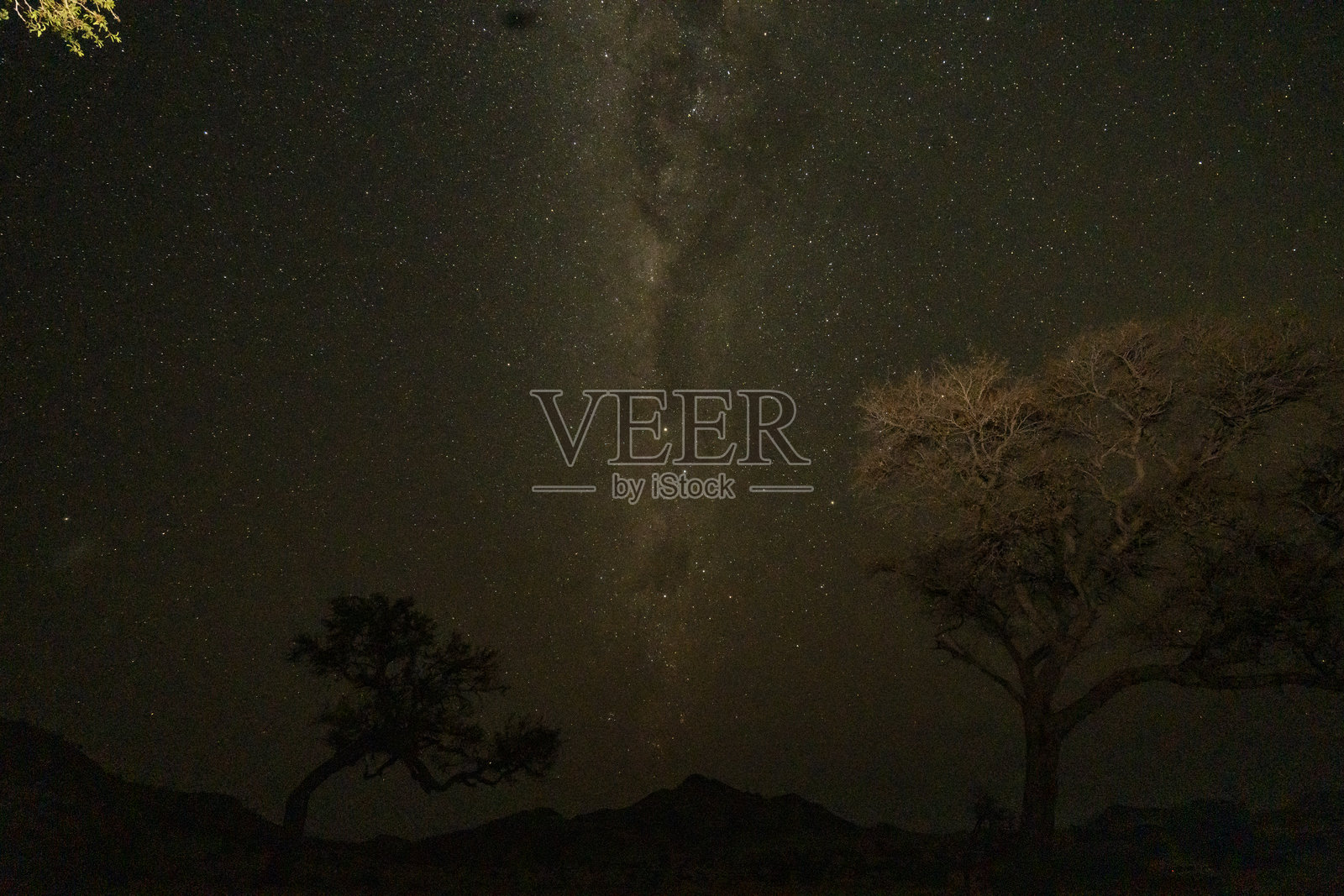 纳米比亚沙漠上空可见银河的星空夜景照片摄影图片