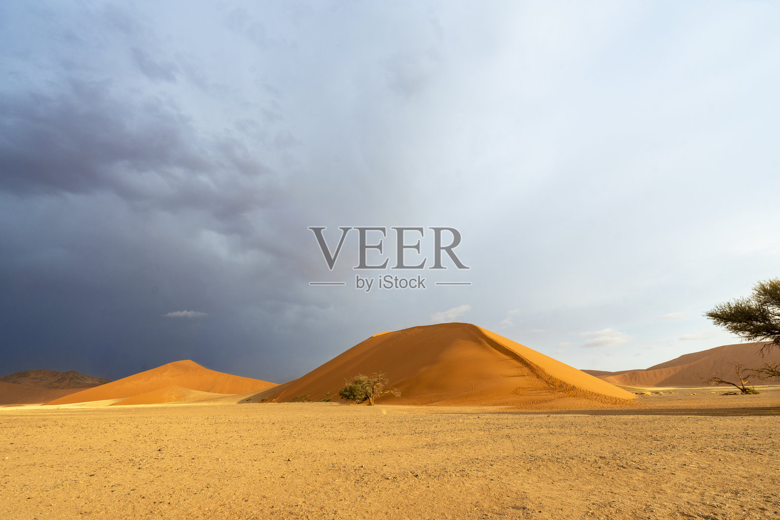 纳米比亚北温得和克附近的连绵沙漠沙丘在戏剧性的多云天空下延伸照片摄影图片