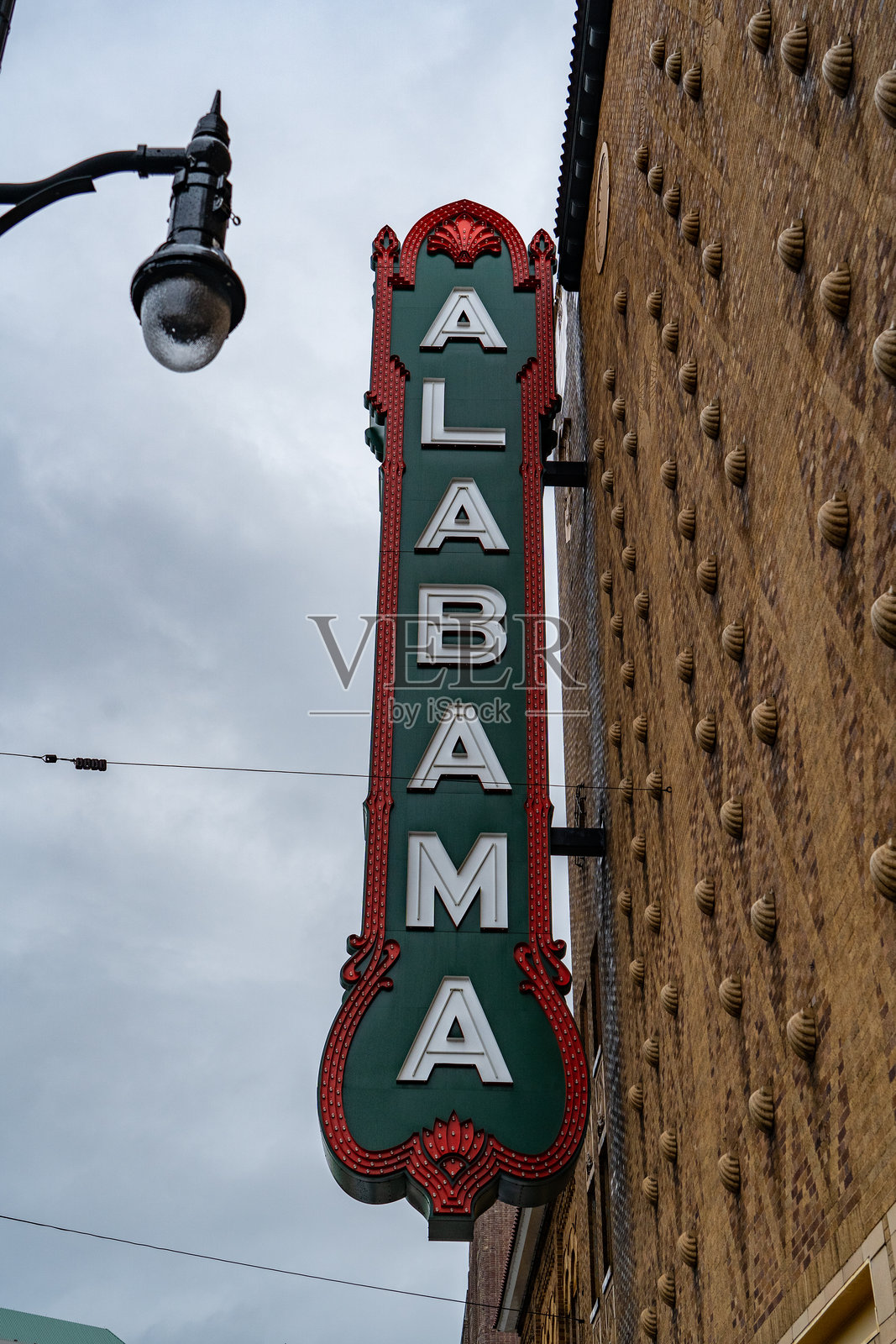 阿拉巴马州伯明翰 - 2019年2月17日：一个寒冷冬日，雨中阿拉巴马剧院新建的西侧标志。照片摄影图片
