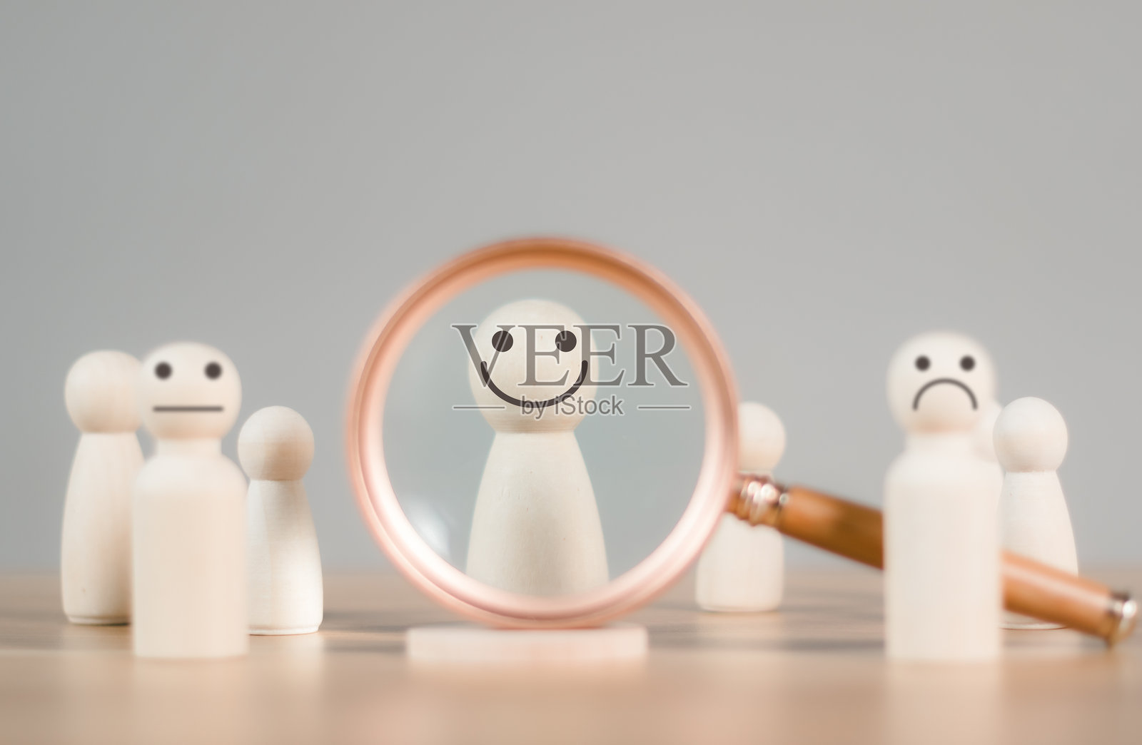 人力资源管理（HRM），放大镜聚焦经理图标，该图标位于员工图标中，代表人类发展、招聘、领导力和客户目标群体概念。照片摄影图片