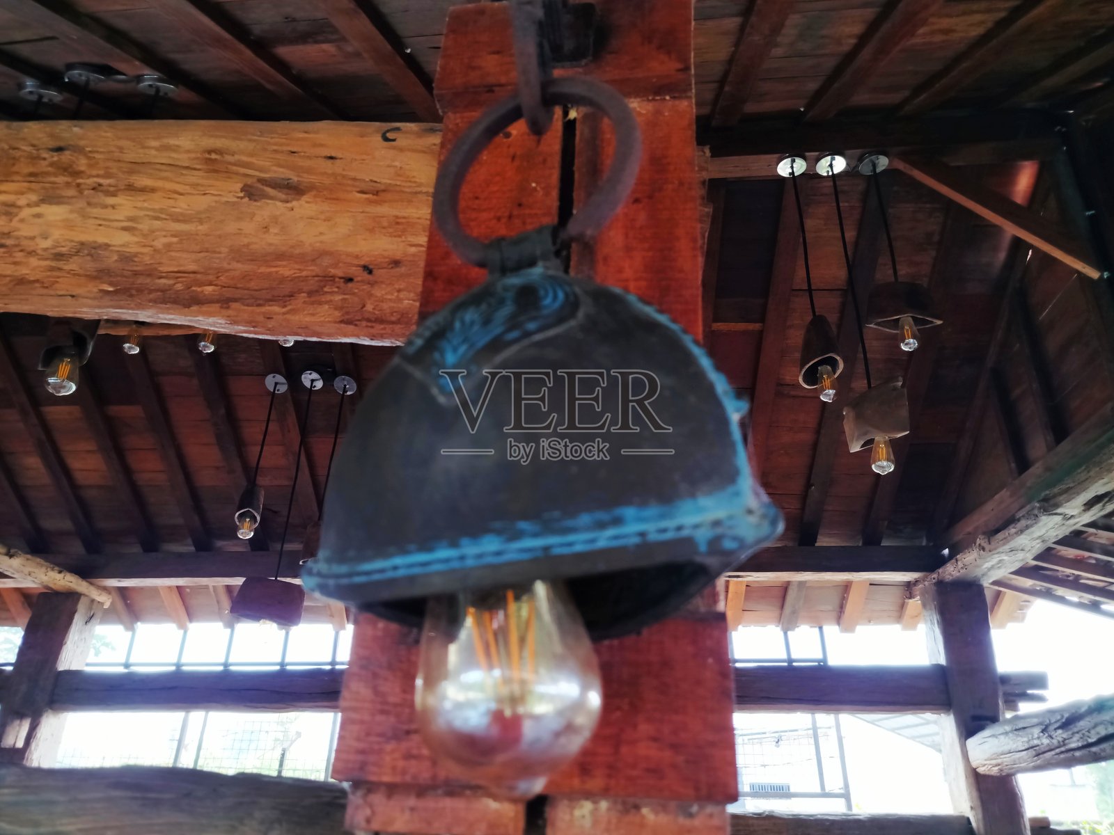 挂着的铃铛照片摄影图片