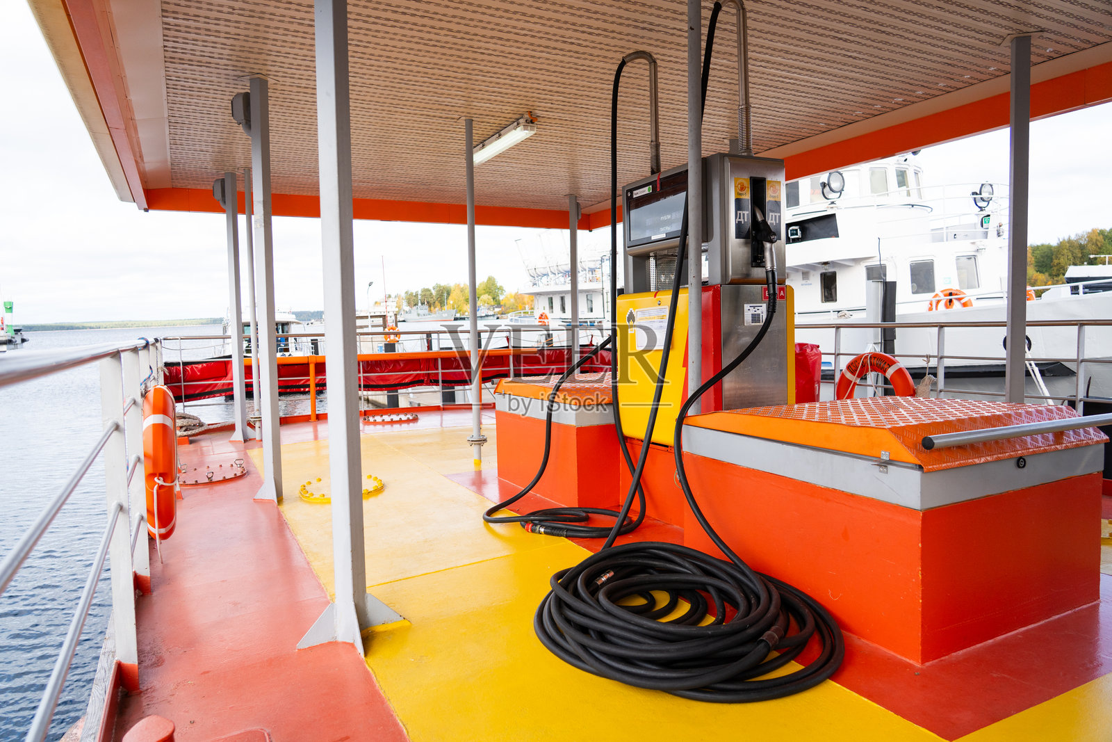 漂浮式海上加油站上的燃油泵和油管照片摄影图片