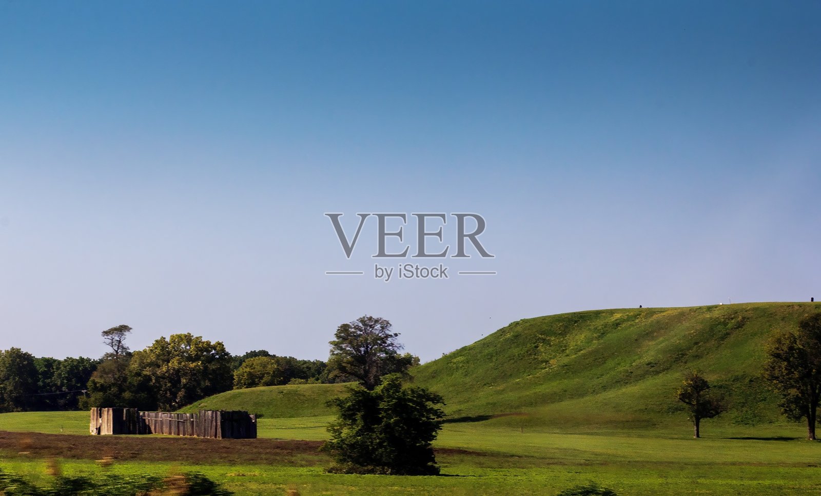 卡霍基亚土墩州立历史遗址的栅栏墙和僧侣土墩，伊利诺伊州照片摄影图片