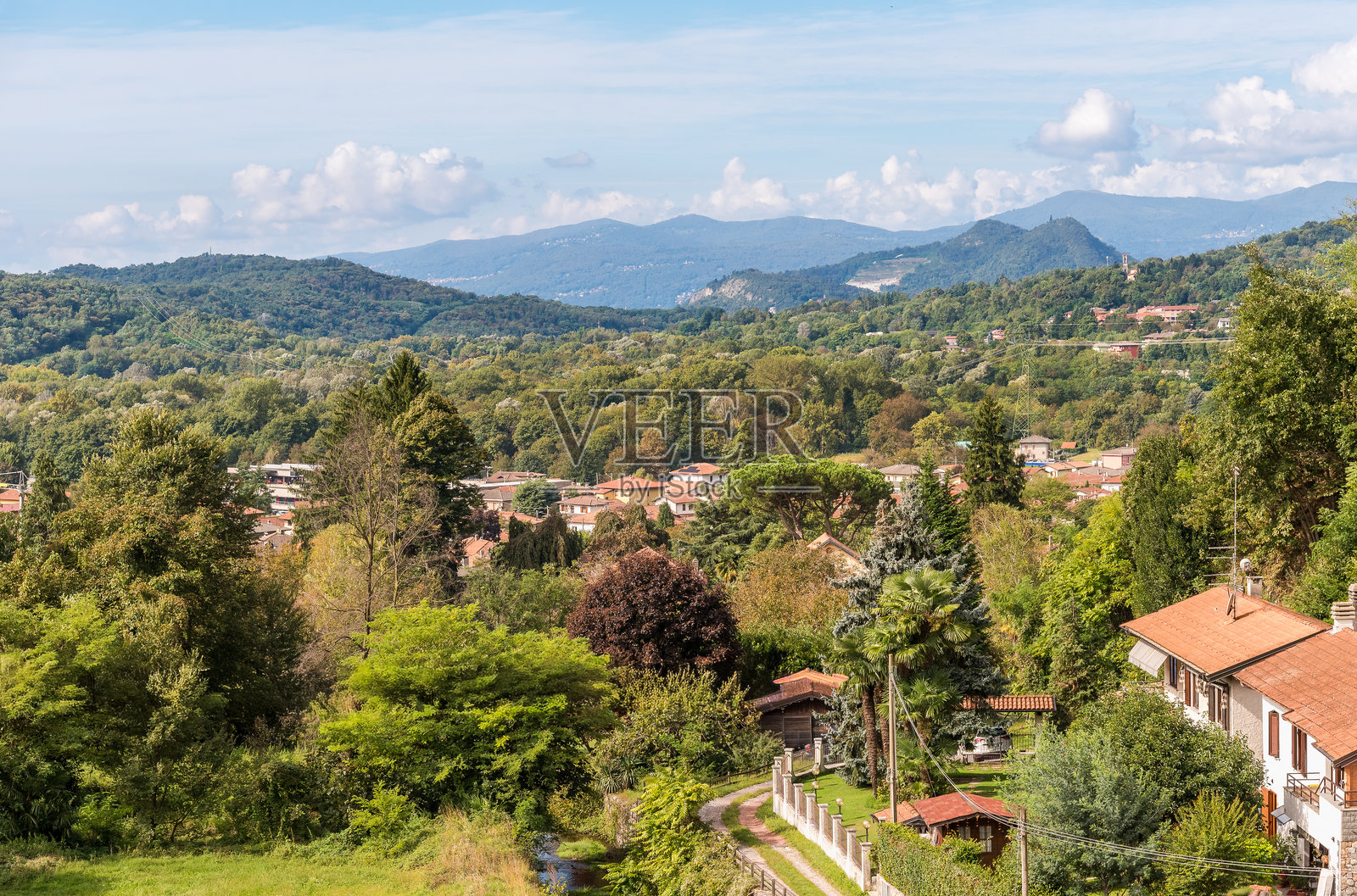 意大利伦巴第大区瓦雷泽省库韦廖村的全景视图照片摄影图片