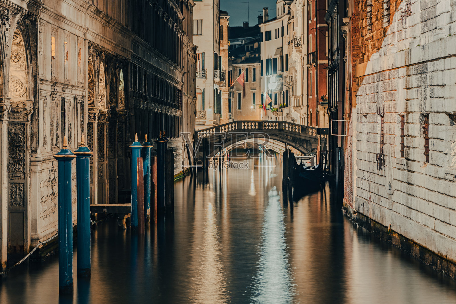 威尼斯夜晚的运河倒影照片摄影图片