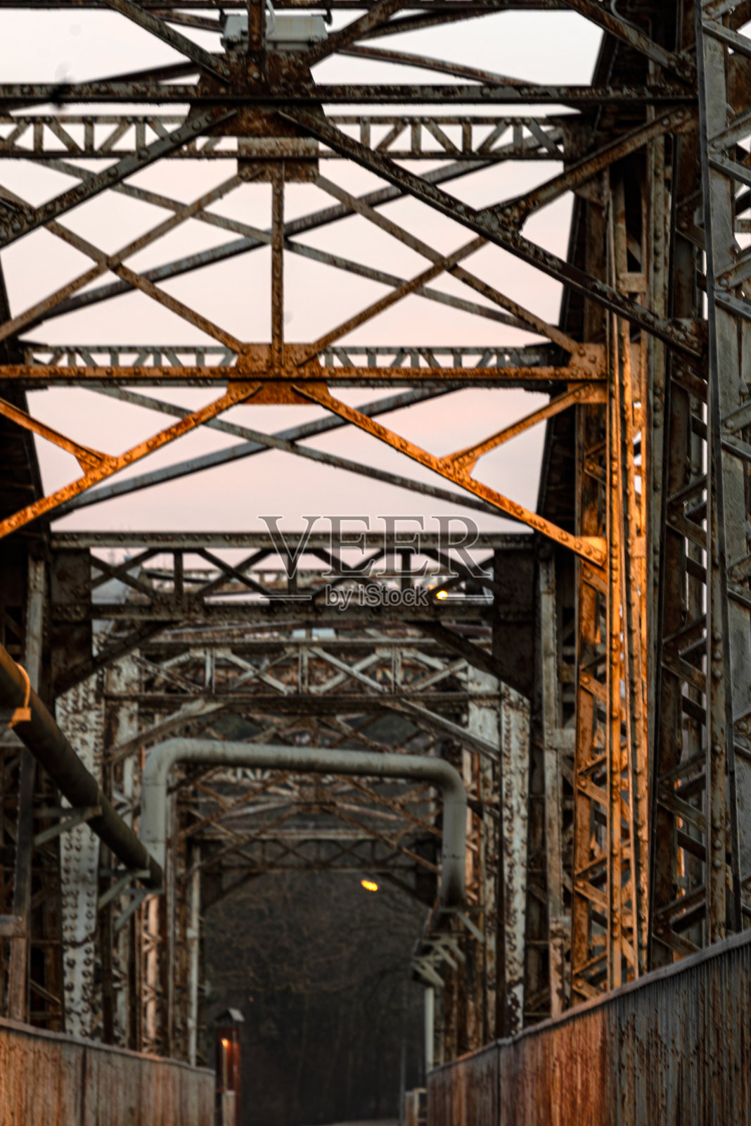 横跨高亚河的铁结构桥，热门步行景点，黎明时的光线照片摄影图片