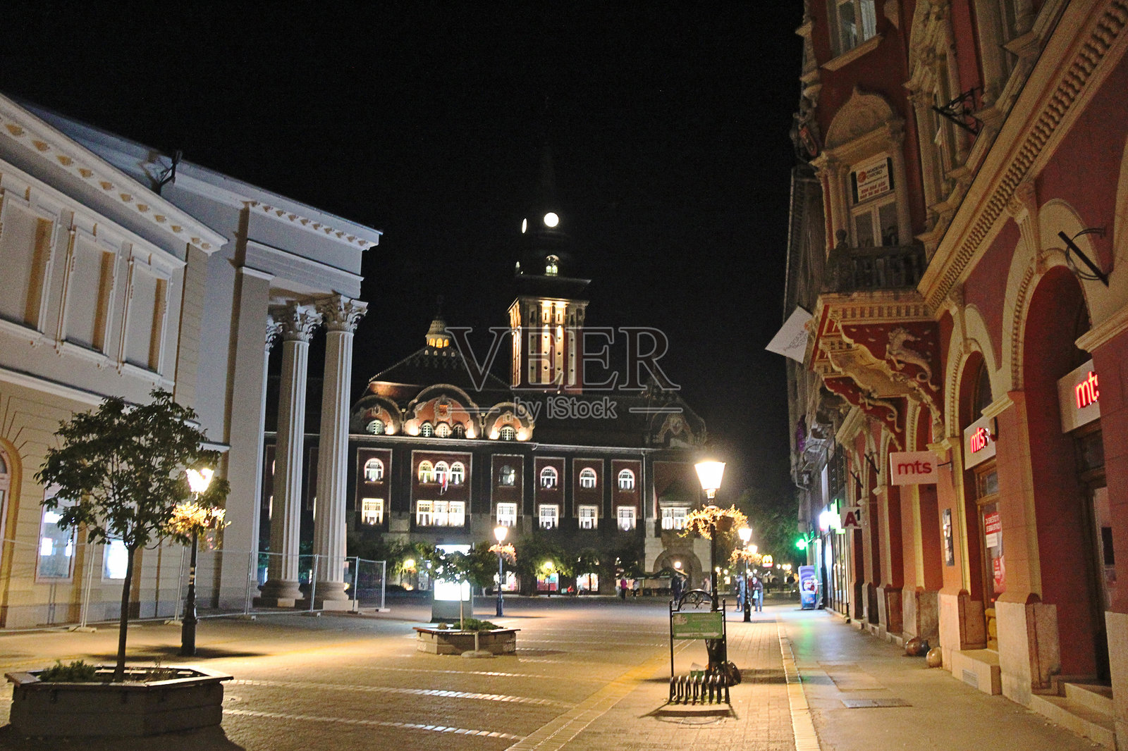 塞尔维亚苏博蒂察市政厅和剧院夜景照片摄影图片