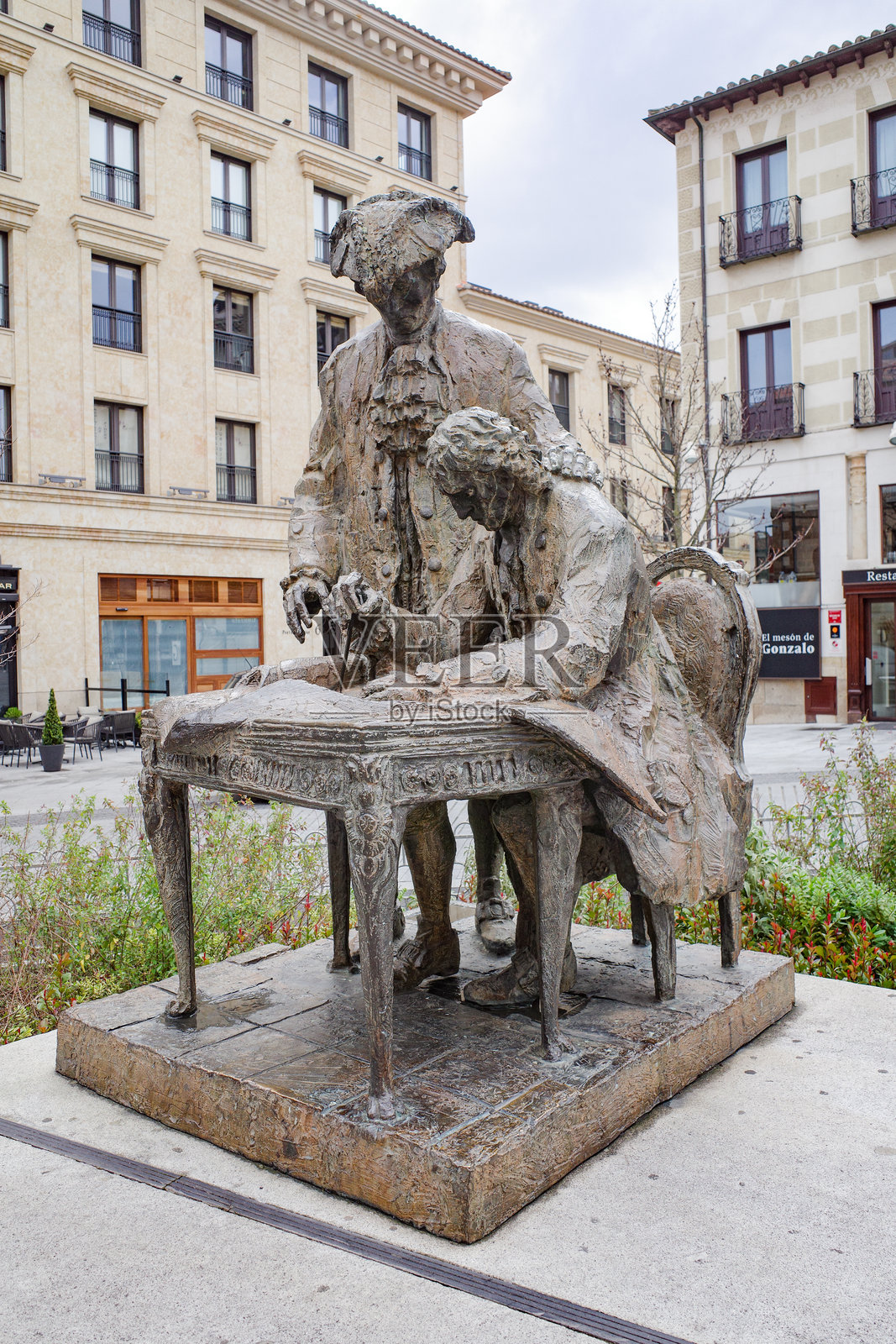 建筑师阿尔贝托·德·丘里格拉和法兰克伯爵何塞·德尔·卡斯蒂略的青铜雕像照片摄影图片