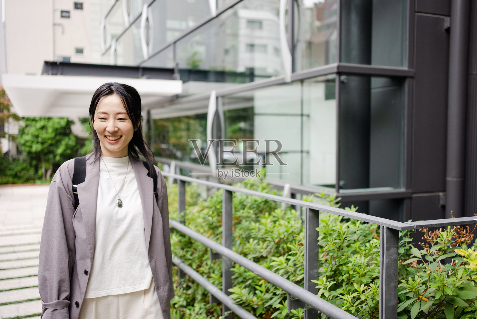 佩戴AI项链的日本女性照片摄影图片