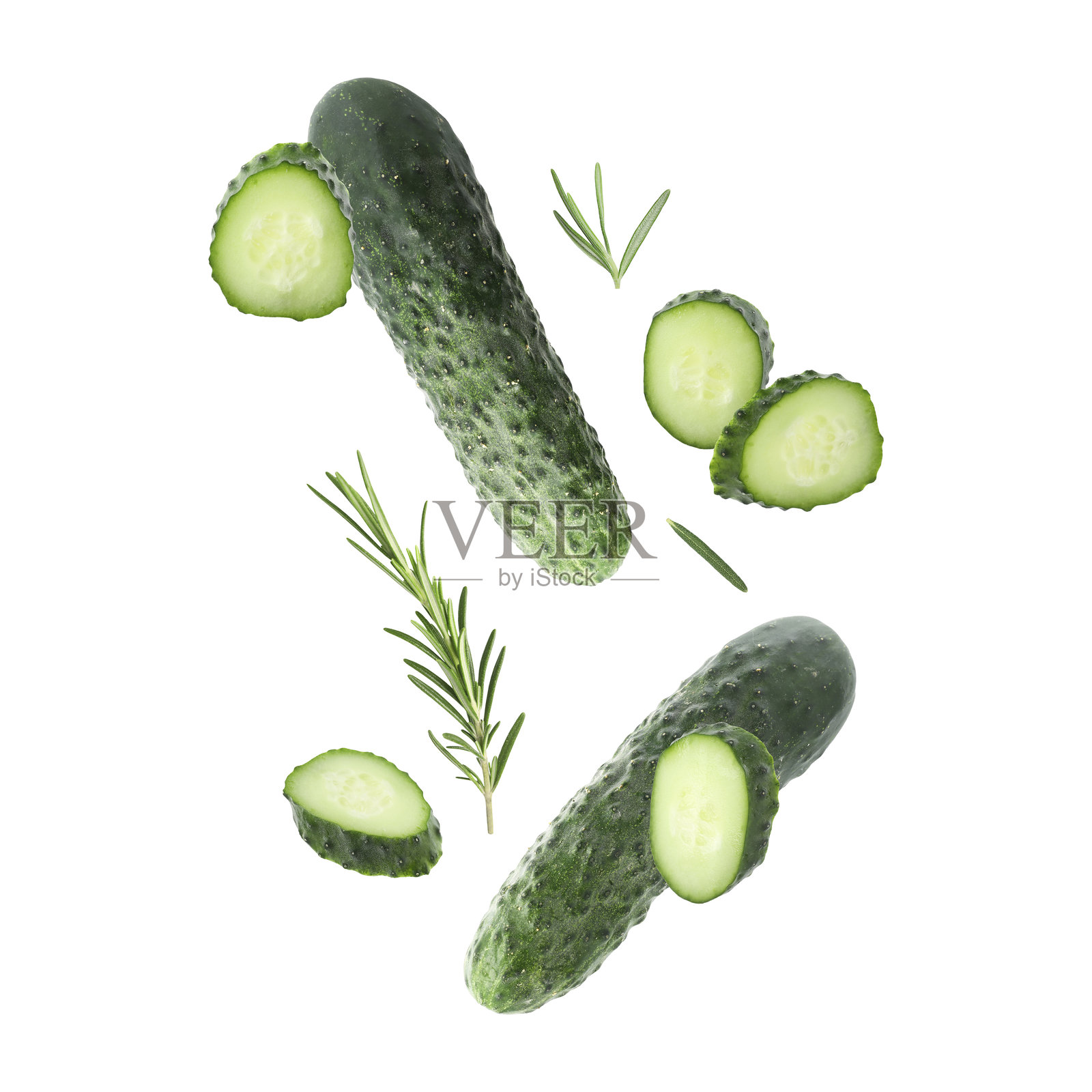 新鲜的黄瓜和迷迭香在白色背景上落下照片摄影图片