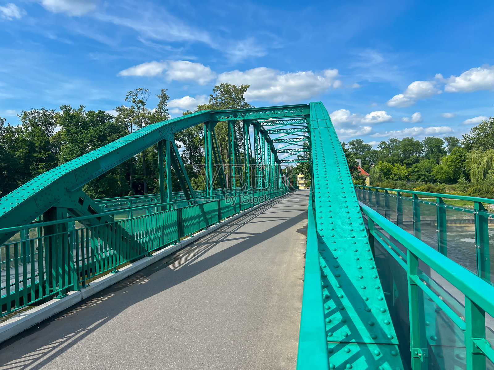 波兰奥波莱市，一座使用铆接技术建造的跨越奥得河的行人天桥照片摄影图片