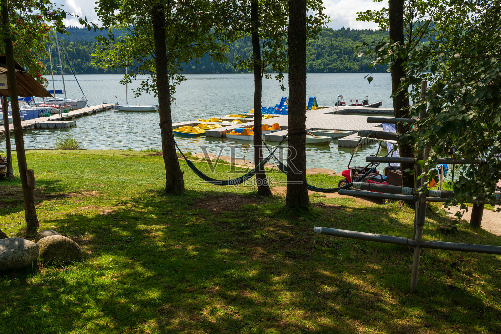 林间吊床，湖边码头照片摄影图片