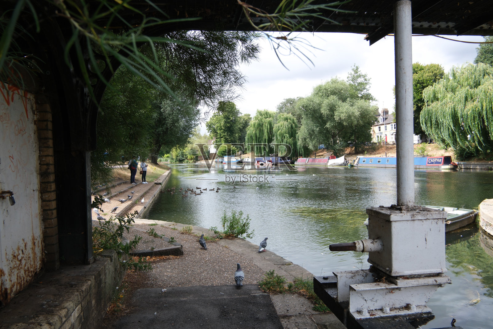 河岸与耶稣绿船闸，为狭窄的船只提供了通往历史悠久的剑桥镇的通道。照片摄影图片