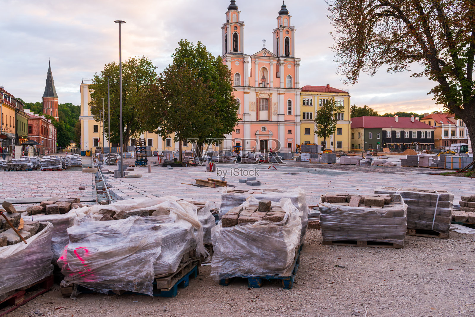 历史悠久的教堂前的翻新材料照片摄影图片